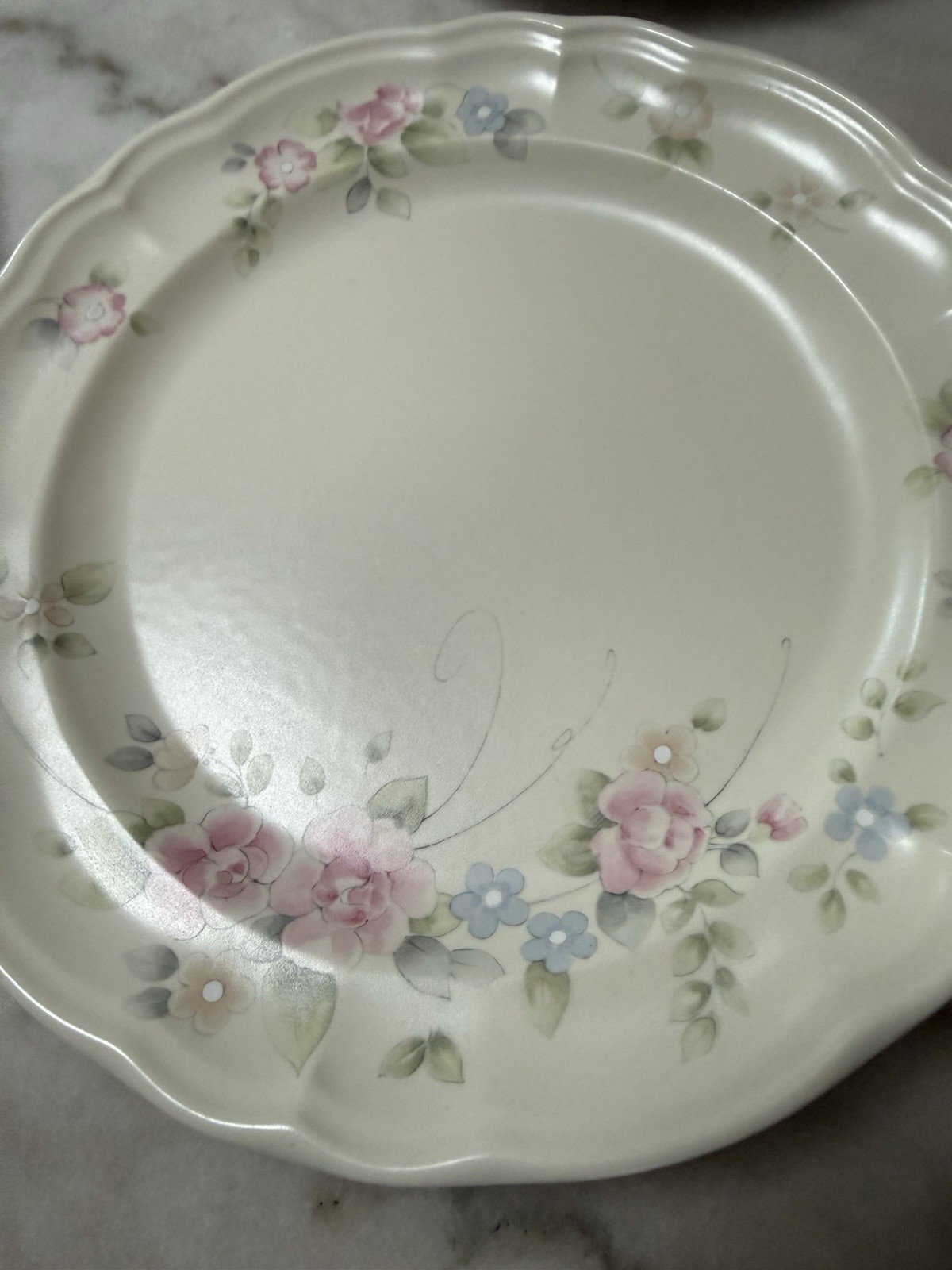 4 Pfaltzgraff tea Rose • 10 3/8″ Scalloped Dinner Plates EUC