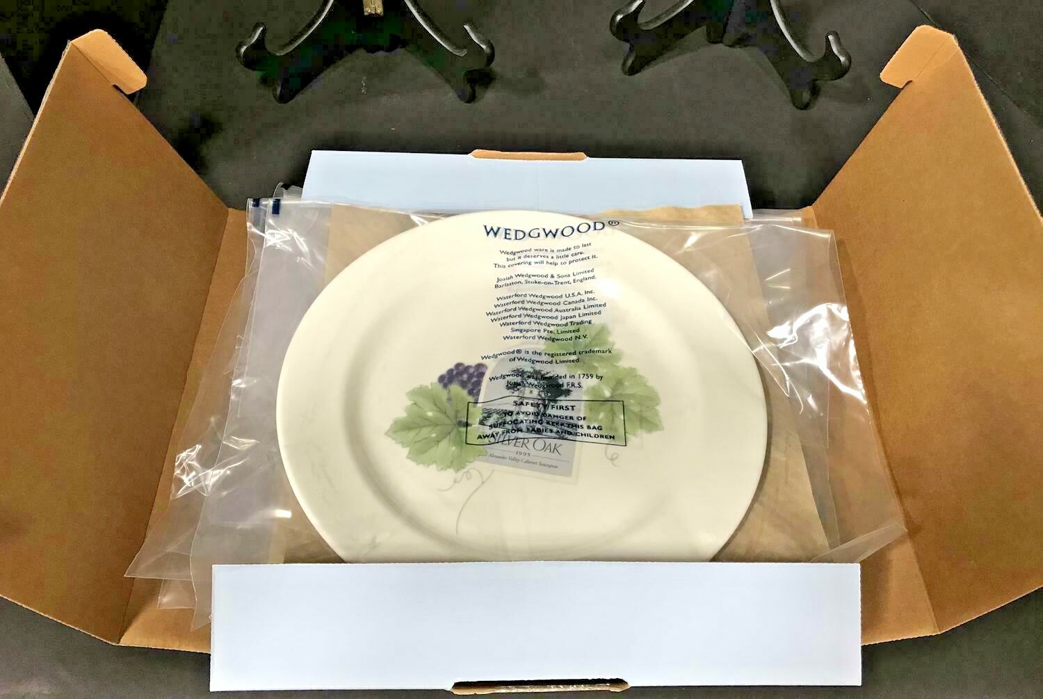 Wedgwood Grand Gourmet Vintage Collection Silver Oak Cabernet Plate New