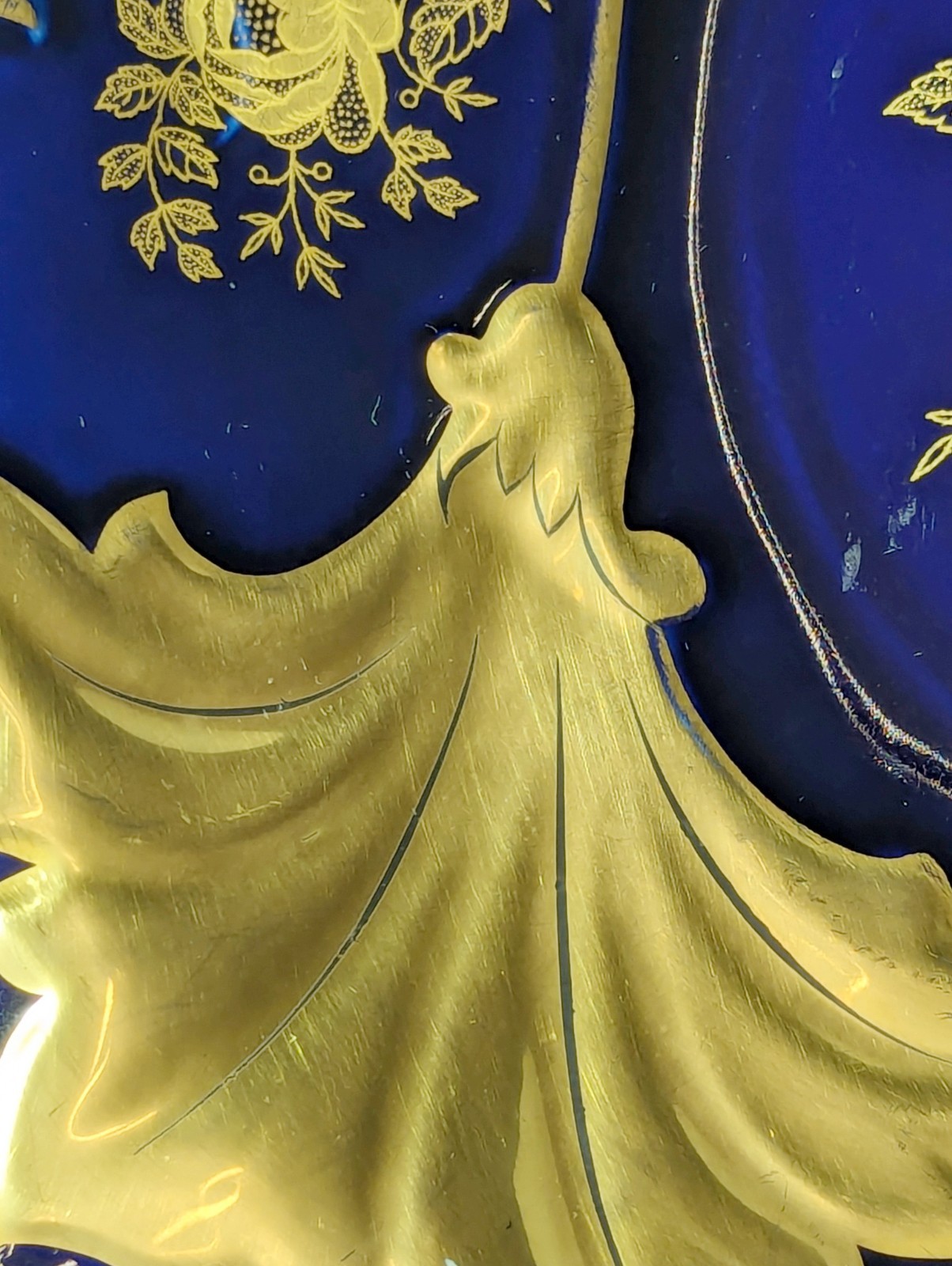Weimar Porzellan Jutta Echt Kobalt 12.5″ Decorative Plate 522/66 – Gold Gilt