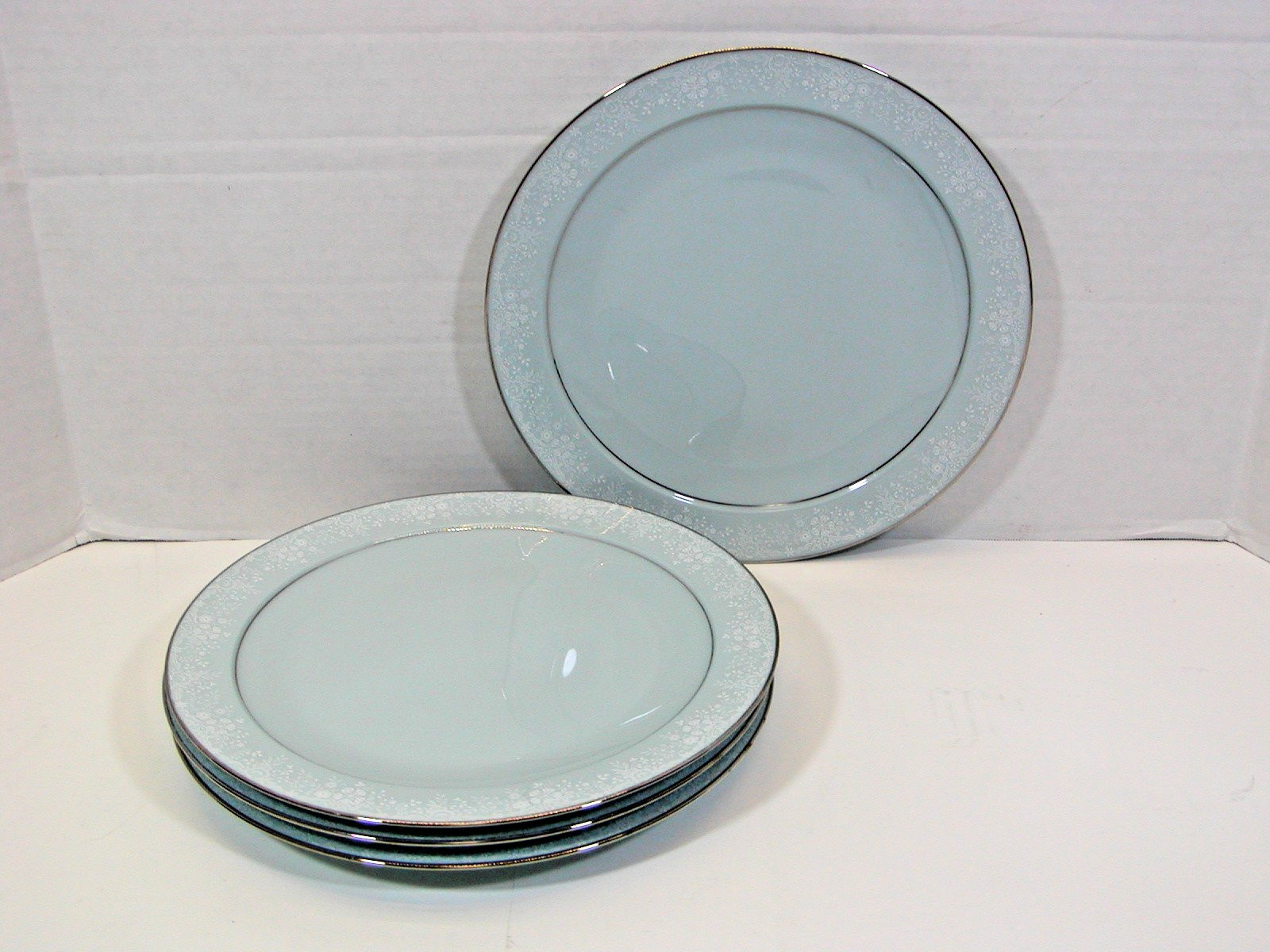 4 NORITAKE FIDELITY 10-3/8″ USED DINNER PLATES 8003 W81