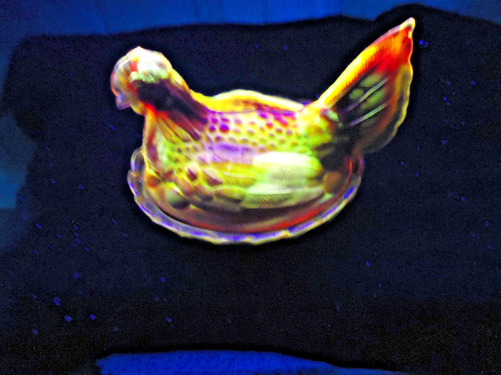 VINTAGE L.G. WRIGHT RUBY RED AMBERINA SPLIT TAIL HEN ON NEST Glows