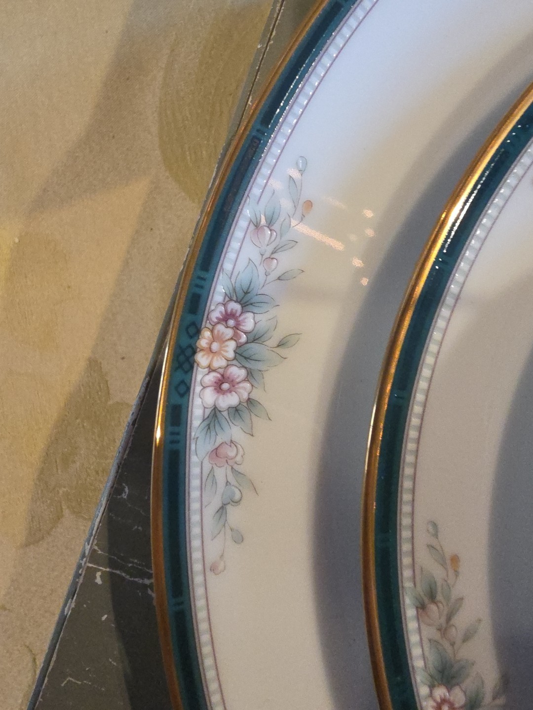 Noritake Landon 4111 Bone China 5-Piece Place Setting Floral Green & Gold Trim
