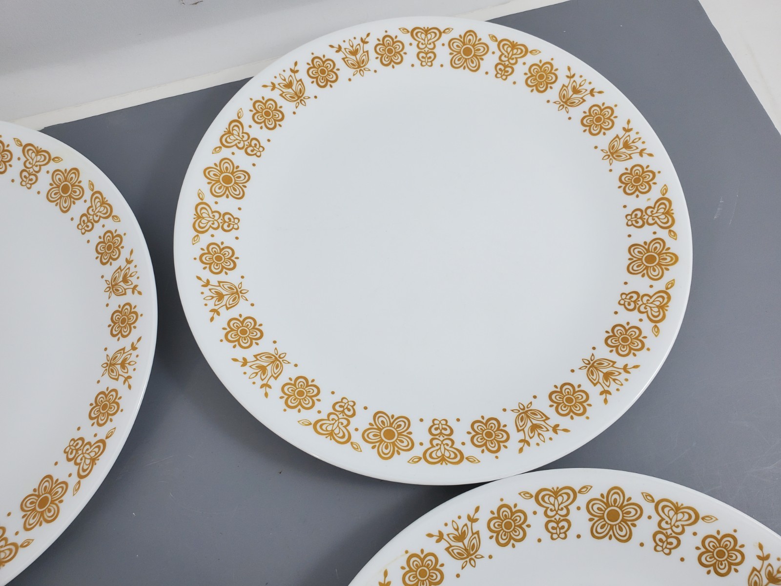 4 Vintage 70s Corelle Pyrex Butterfly Gold White Dinner Plates 10-1/4″