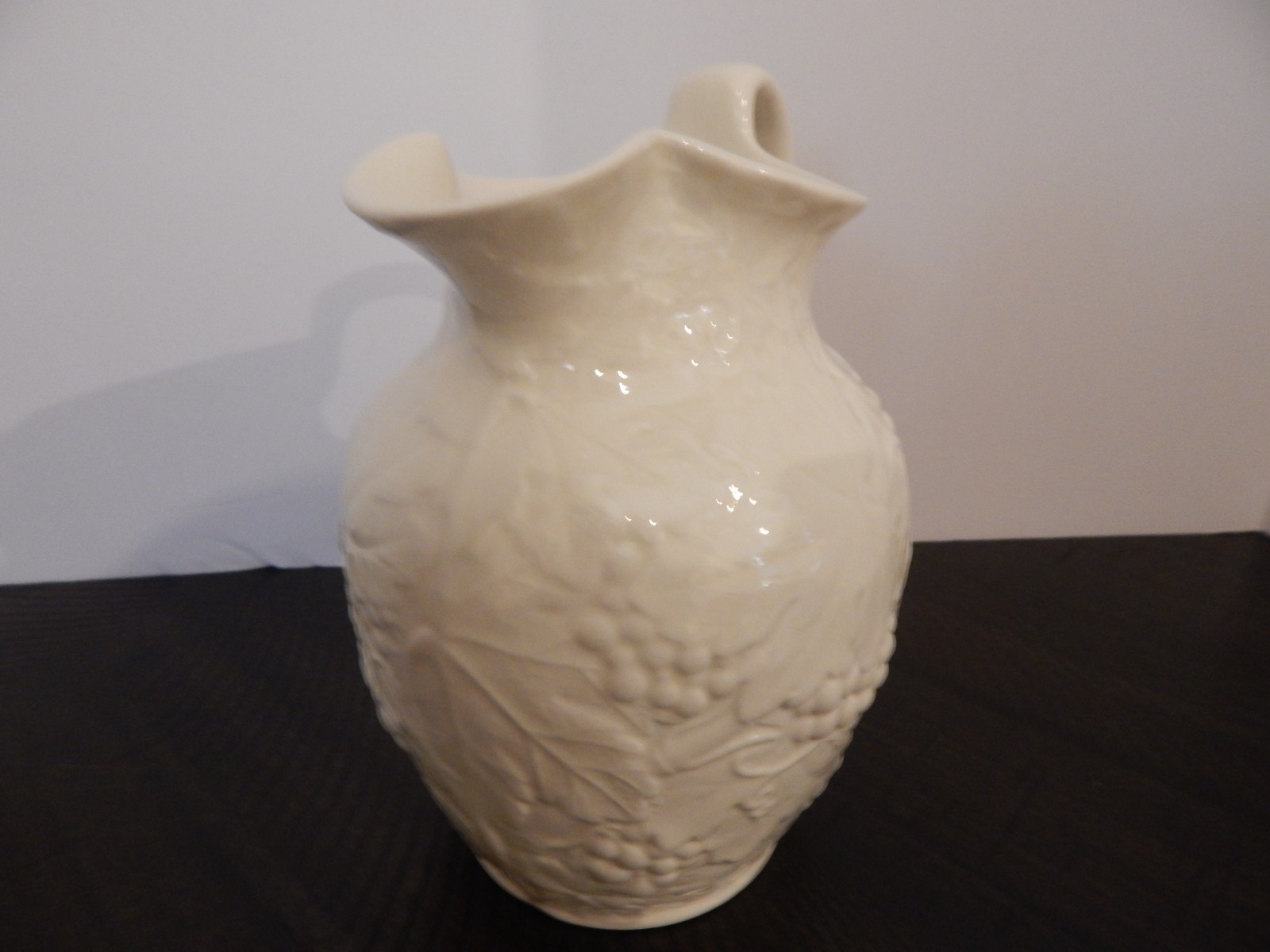 VTG Wedgwood Etruria & Barlaston 6½” Grapevine Ivory White Pitcher England JB2C