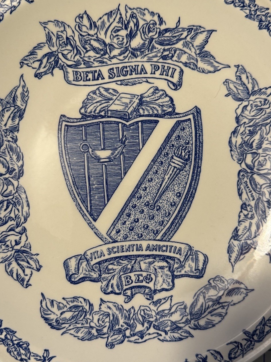 Sorority Beta Sigma Phi, Vita Scientia Alicia, Vernon Kilns USA 10.5” Plate