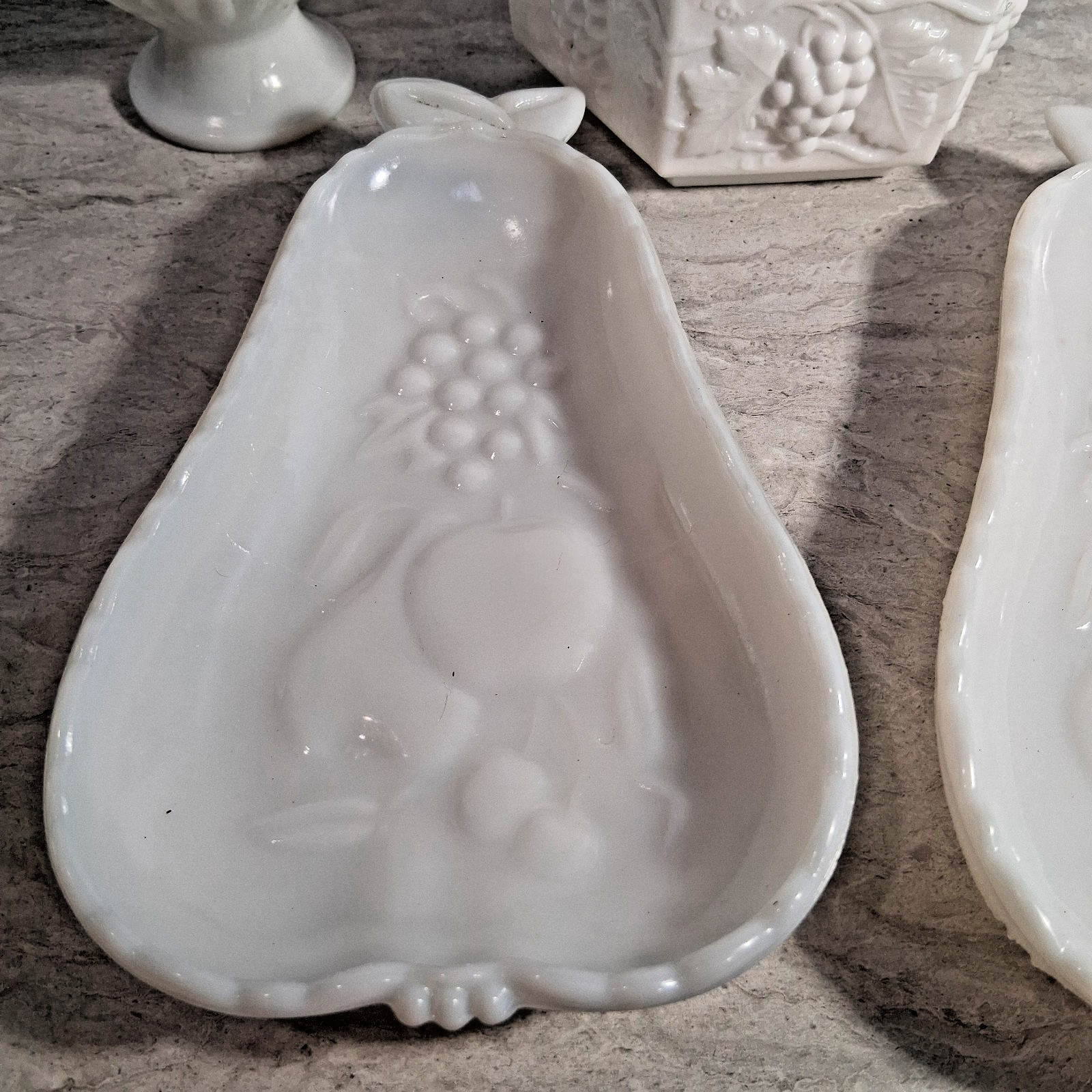2 Vintage Long Pear Fruit Plates 7ins, 2 Covered Dishes,
