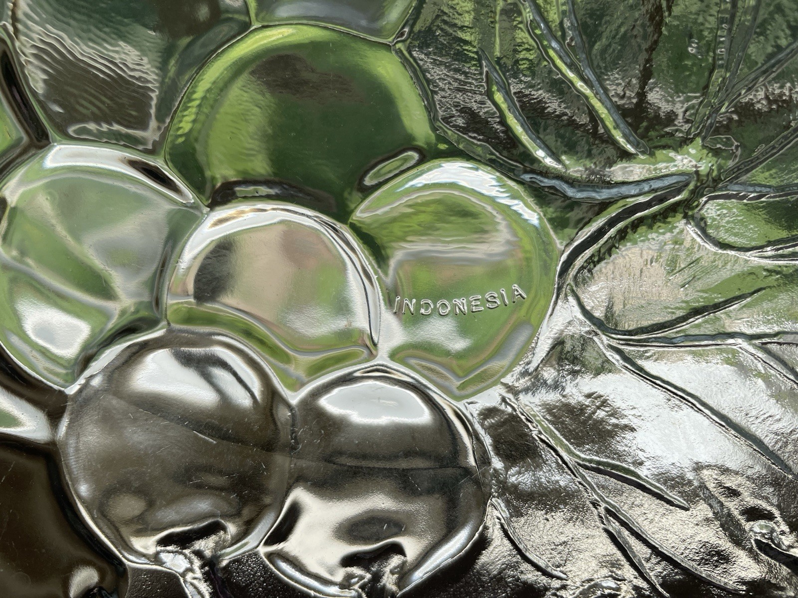 Vintage KIG Indonesia Grapes Leaves Clear Glass Dinner Plates 6 qty 10-3/8″ EVPC