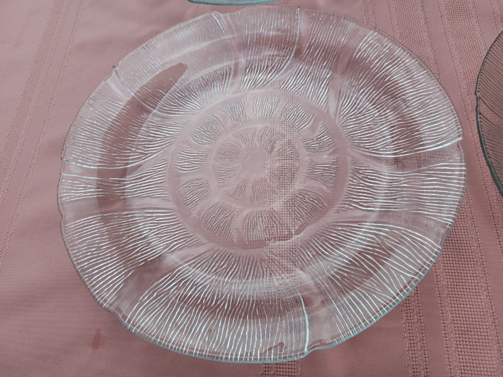Kig (Indonesia) Vintage Clear Textured Fleur Leaves 10 inch 4.Dinner Plates