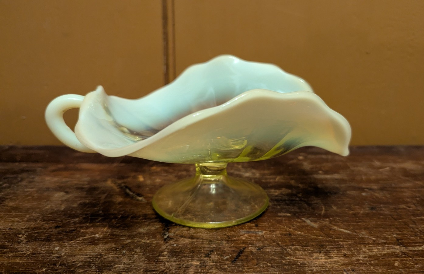 VTG Dugan LEAF RAYS Opalescent Vaseline Glass Triangular Dish Uranium Nappy