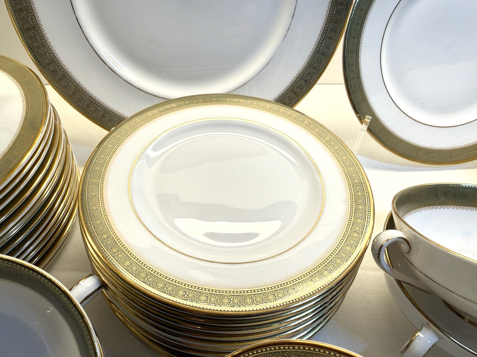 72pc Royal Doulton BELVEDERE H5001 China Set – Service for 12+ – Pristine Gold