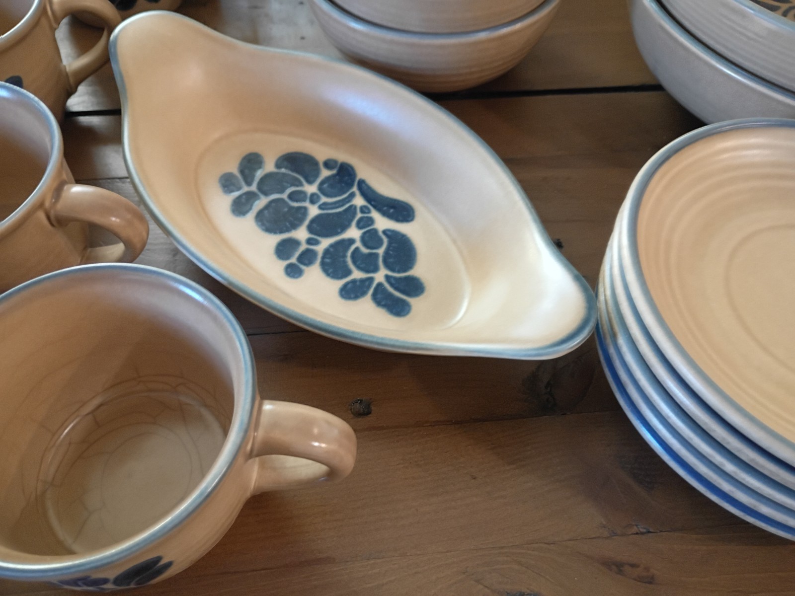 pfaltzgraff Folk Art 36 Piece Set Great Condition