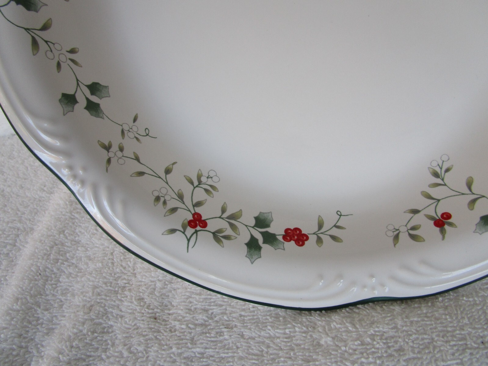 QUALITY~~ PFALTZGRAFF WINTERBERRY ROUND SERVING~[ 10-1/2″ ]~ BOWL ~2+POUNDS!!