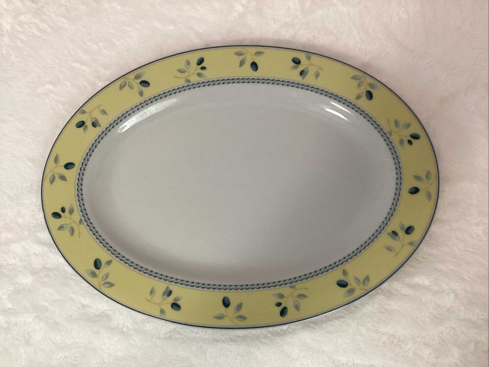 Blueberry by Royal Doulton Crafted in England Dinnerware Set of 15 Pieces