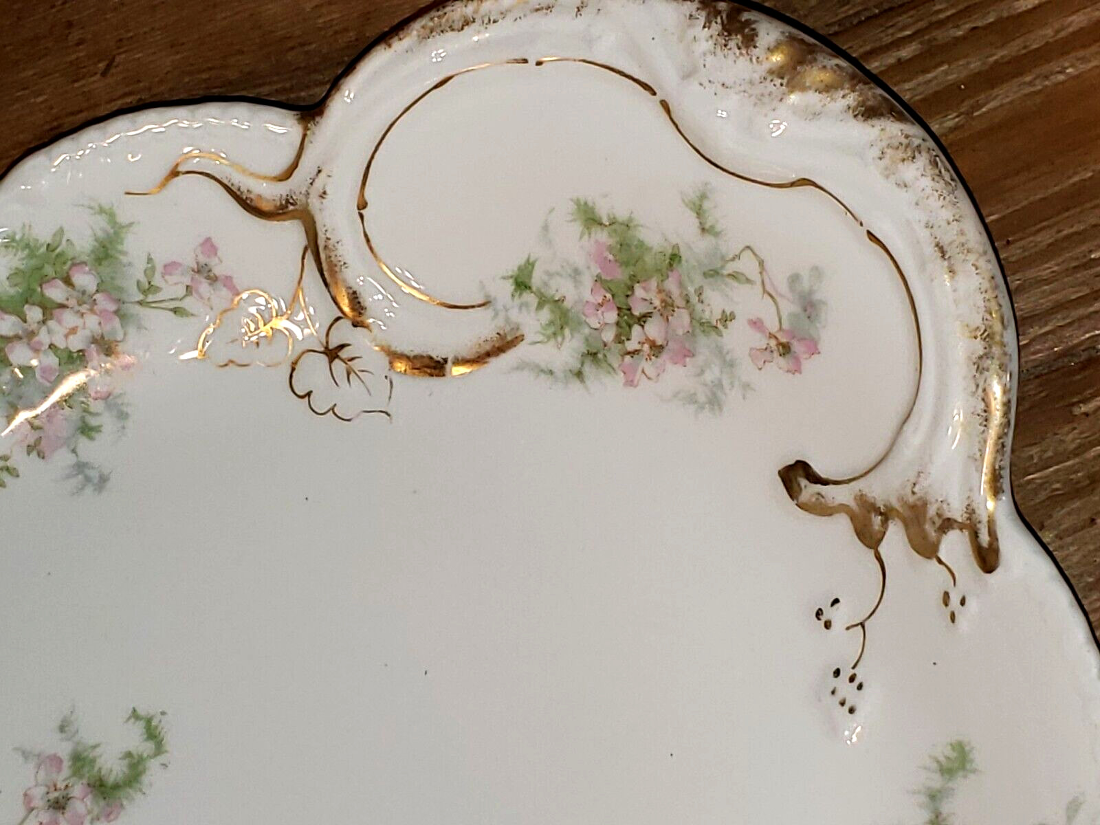 Theodore Haviland Limoges France Schleiger 146 APPLE BLOSSOM 20 1/2″ Flaw