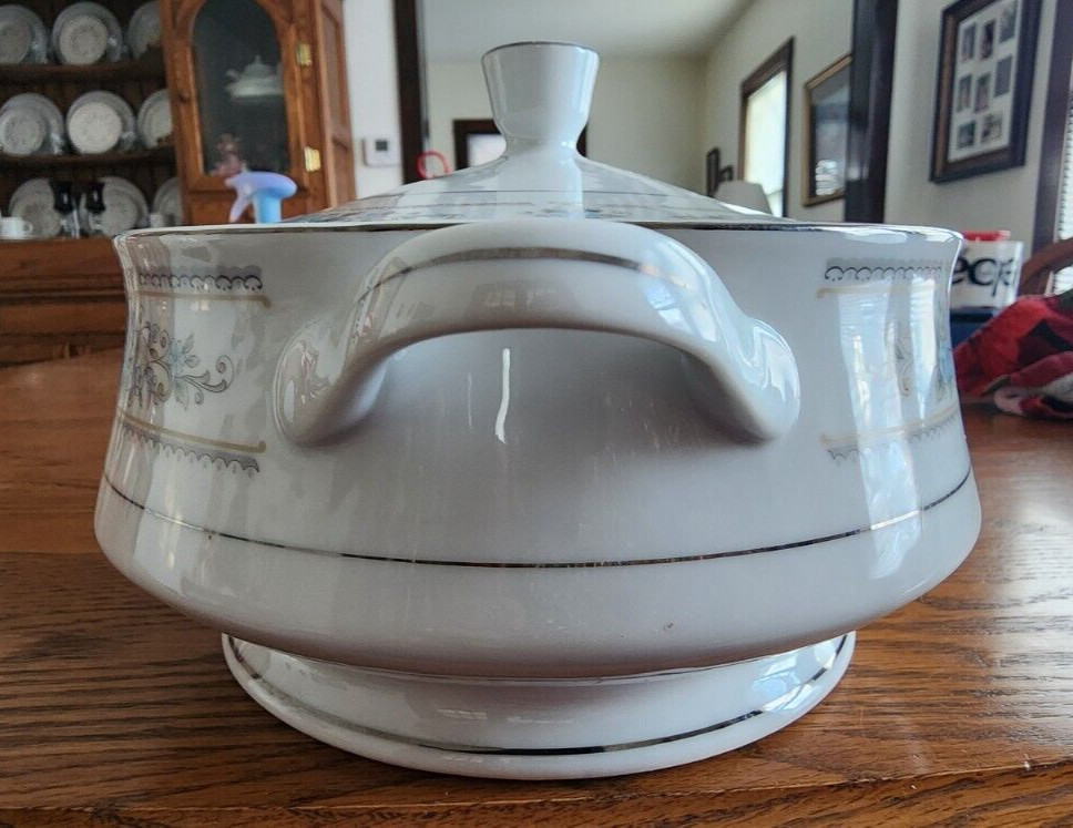 Elington Casserole 2 qt. Covered Wade Fine Porcelain White Blue Platinum Trim !