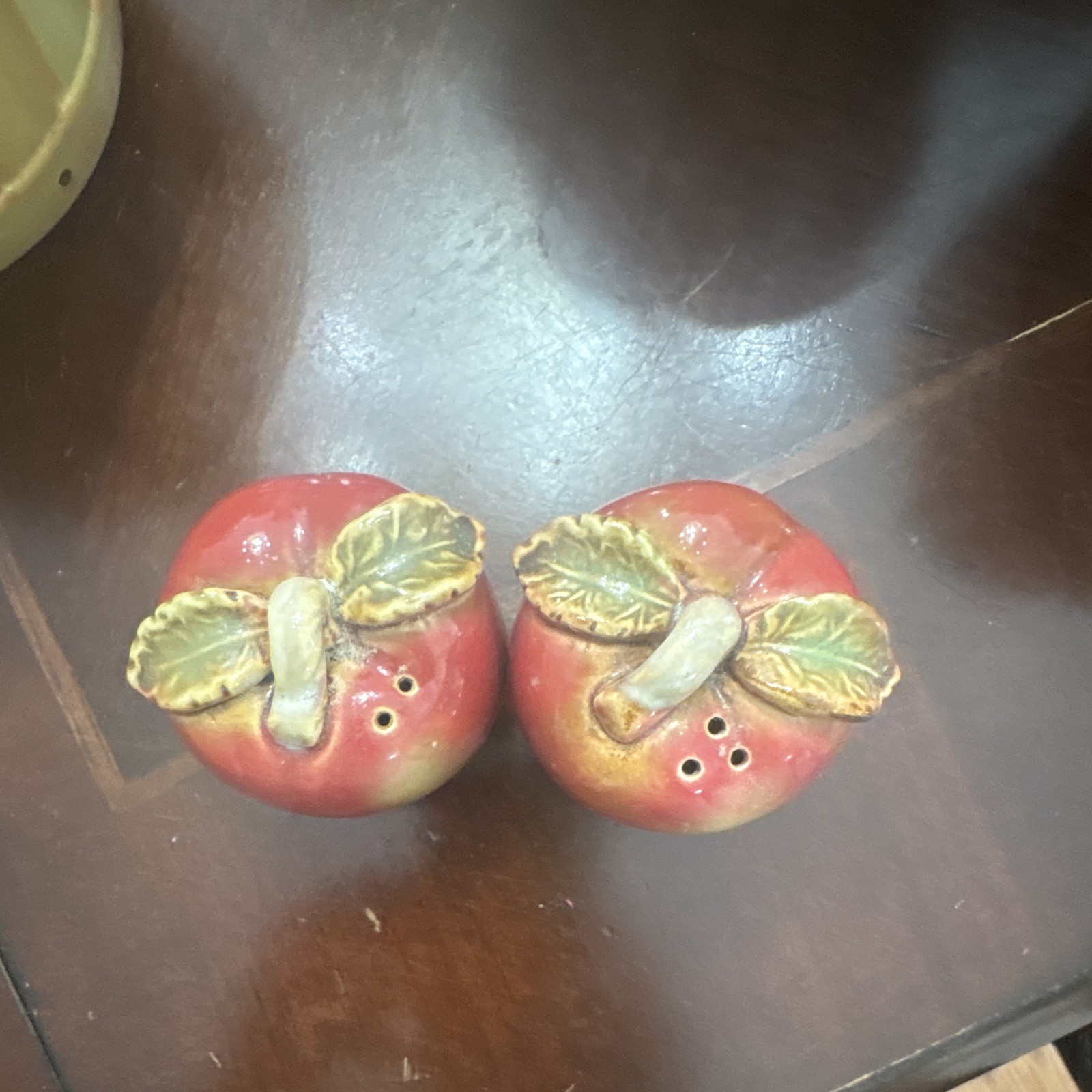 Red Apple Ceramic Salt & Pepper Shaker Set 2pc Glossy Decorative Fruit vintage