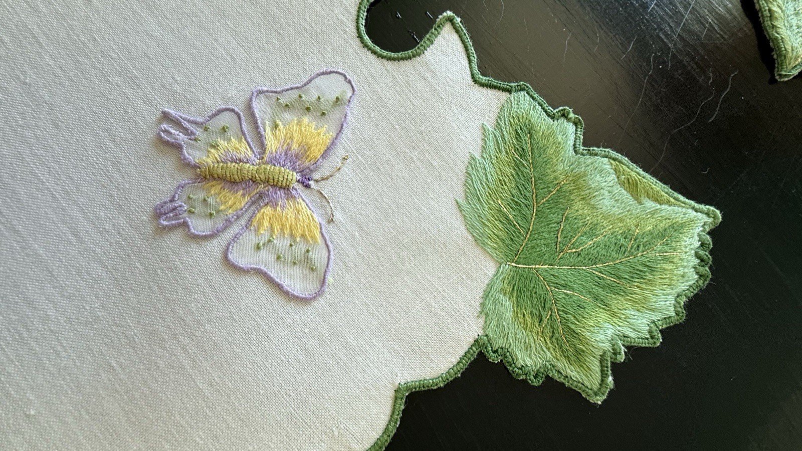 Anna Weatherley Butterfly Ivy Garland Set of 8 Placemats ( Astonishing find! )