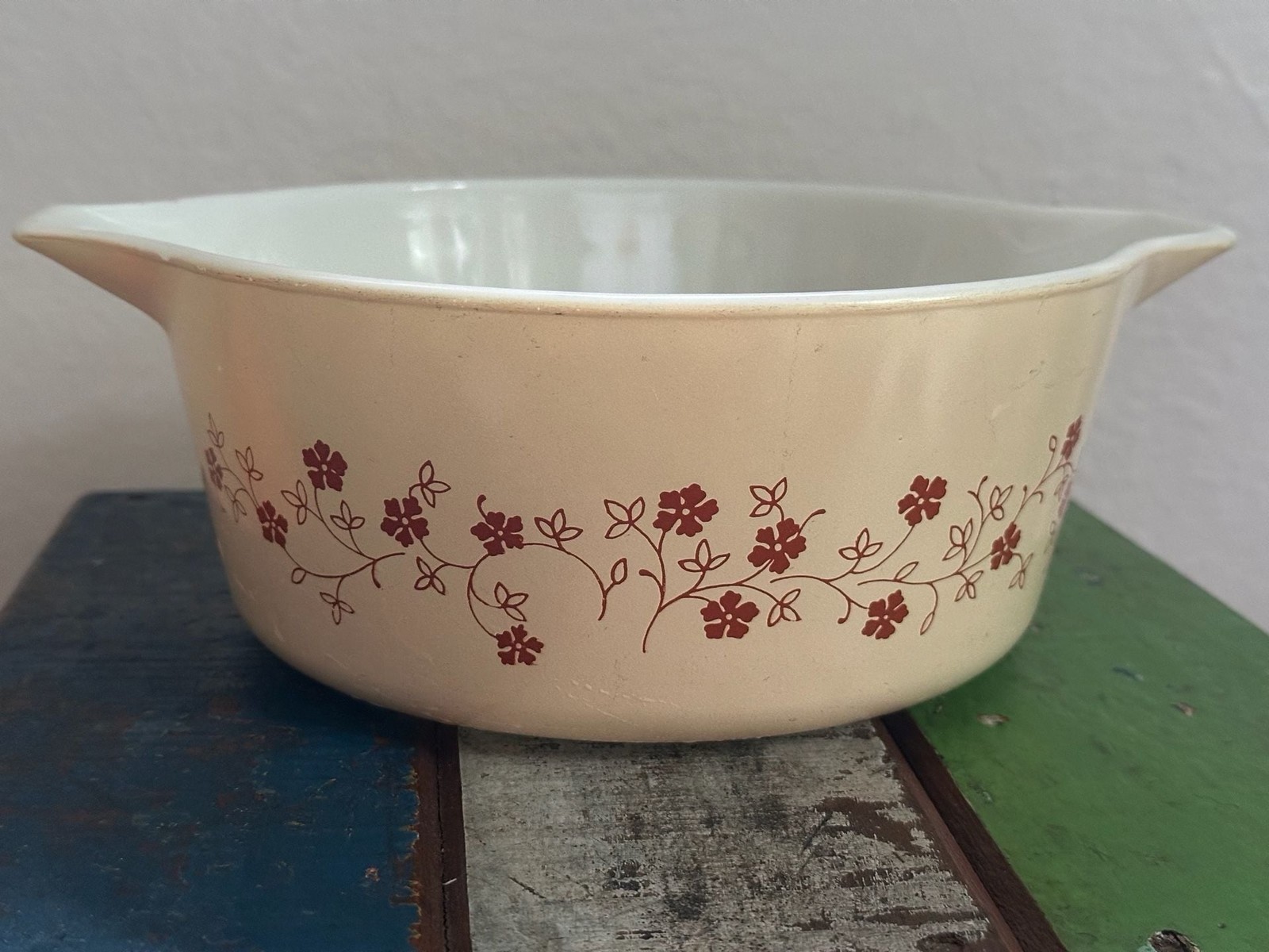 Vintage 1980’s Pyrex Trailing Flower Beige casserole dish 2.5qt