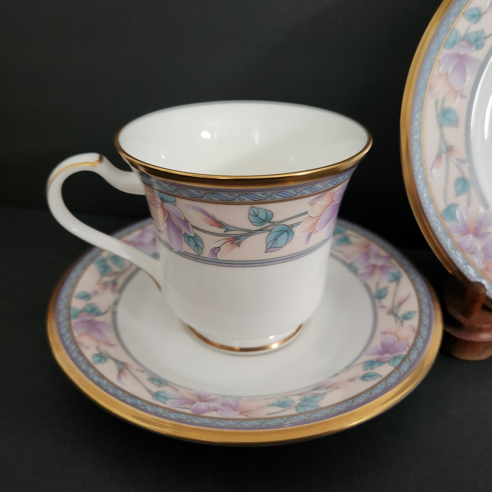 Embassy Suite By Noritake 2-cups And Saucers, 1- Bread And Butter Plate, 5 Pcs