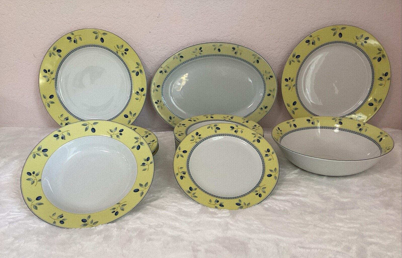 Blueberry by Royal Doulton Crafted in England Dinnerware Set of 15 Pieces