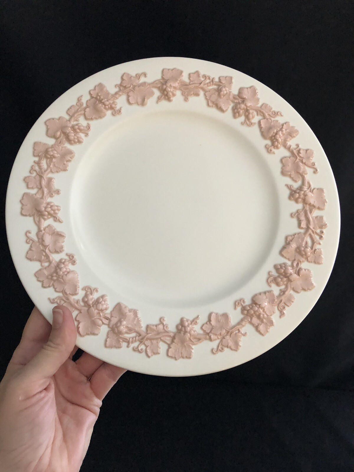 WEDGWOOD QUEENSWARE PINK ON CREAM 10-3/4″ DINNER PLATE GRAPES — AS IS