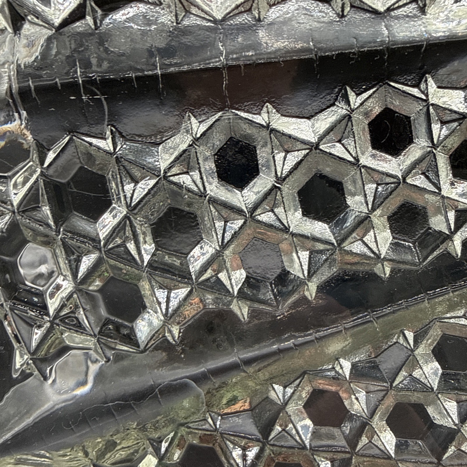 Cut crystal glass plate with radial diamond pattern