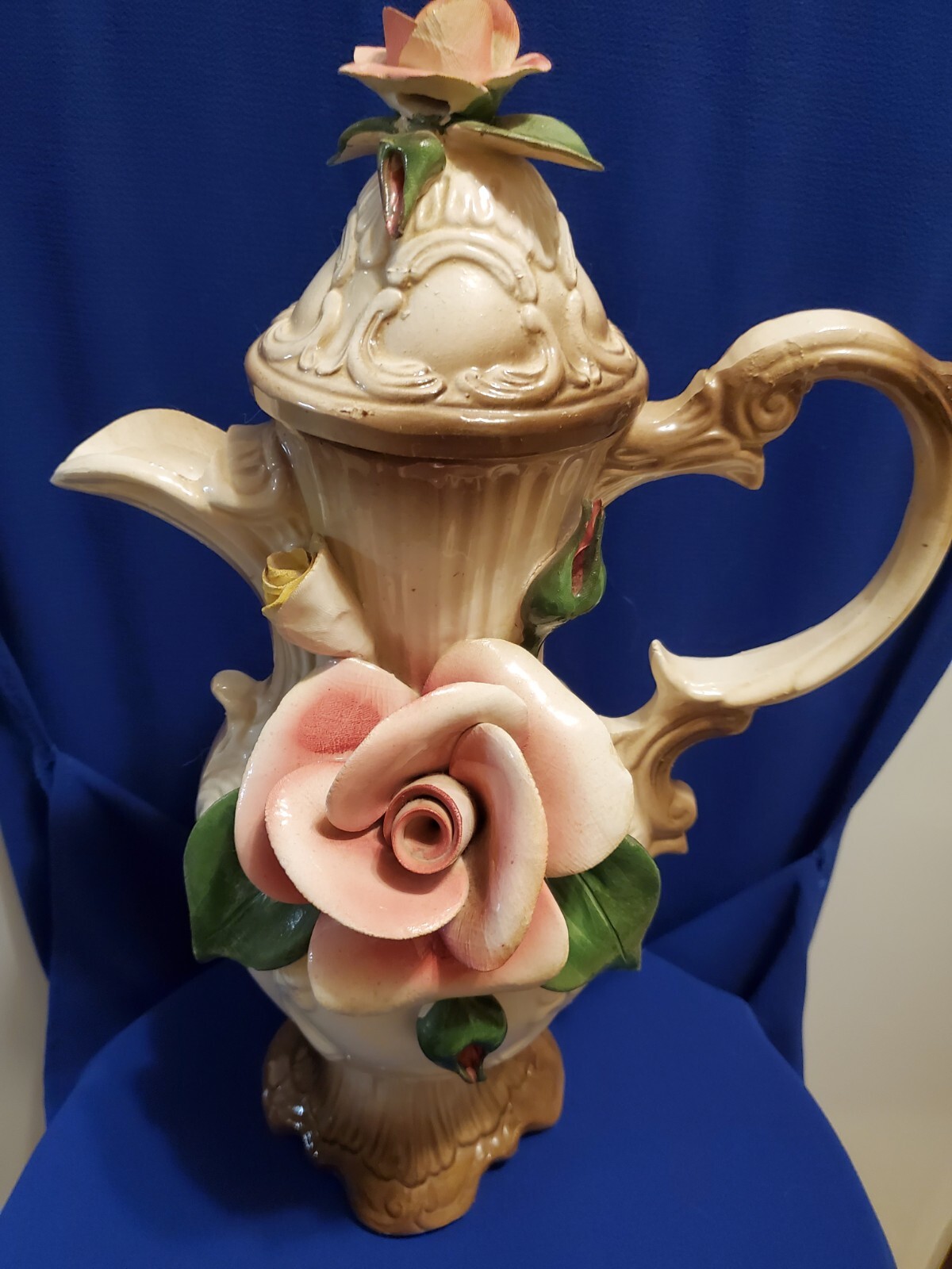 SALE! WAS 85. VTG MCM 15in CAPODIMONTE ITALY CREAM/TAN W ROSES LIDDED PITCHER