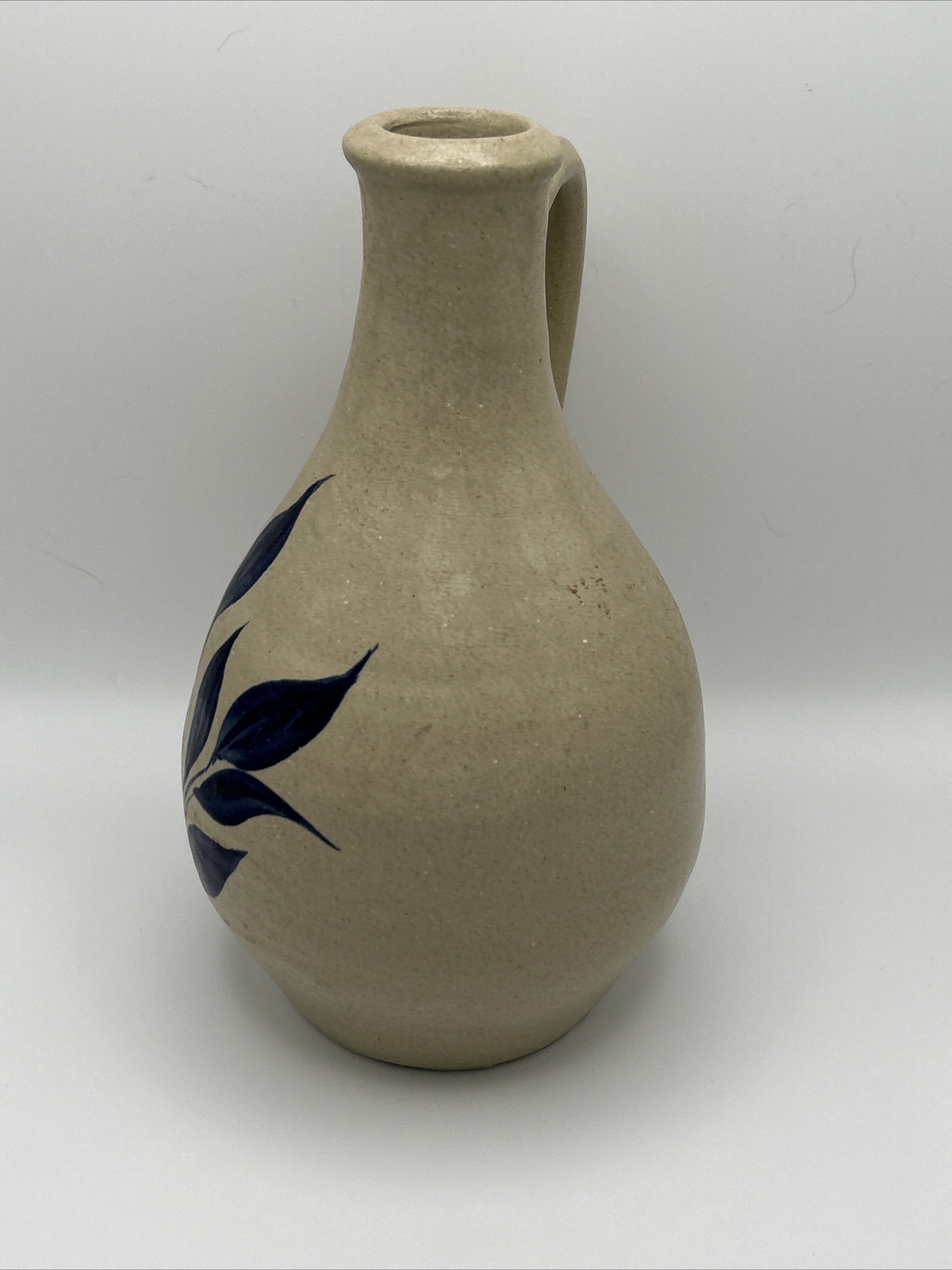 Williamsburg Pottery 7″ Cobalt Tan Gray Salt Glaze Pitcher Vase Jug Blue Leaves