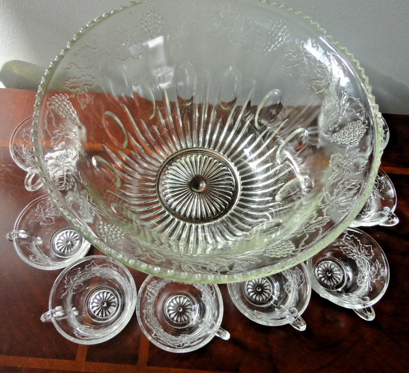 VINTAGE PRINCESS INDIANA HARVEST GRAPE CLEAR GLASS 9 PIECE PUNCH BOWL 8 CUPS SET