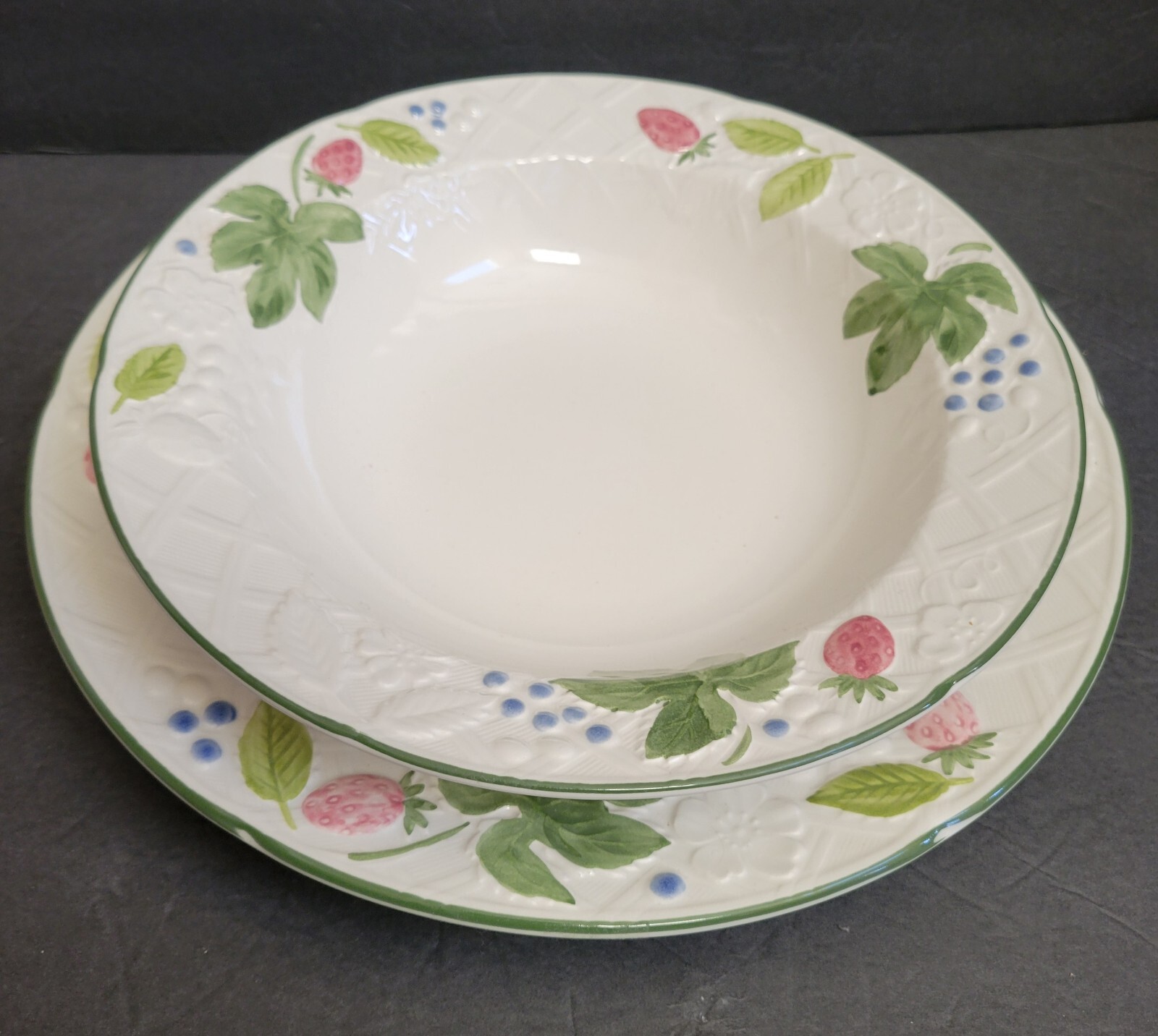 Mikasa Country Berries 10 1/2″ Serving Bowl & 12 1/2″ Chop Plate UNUSED