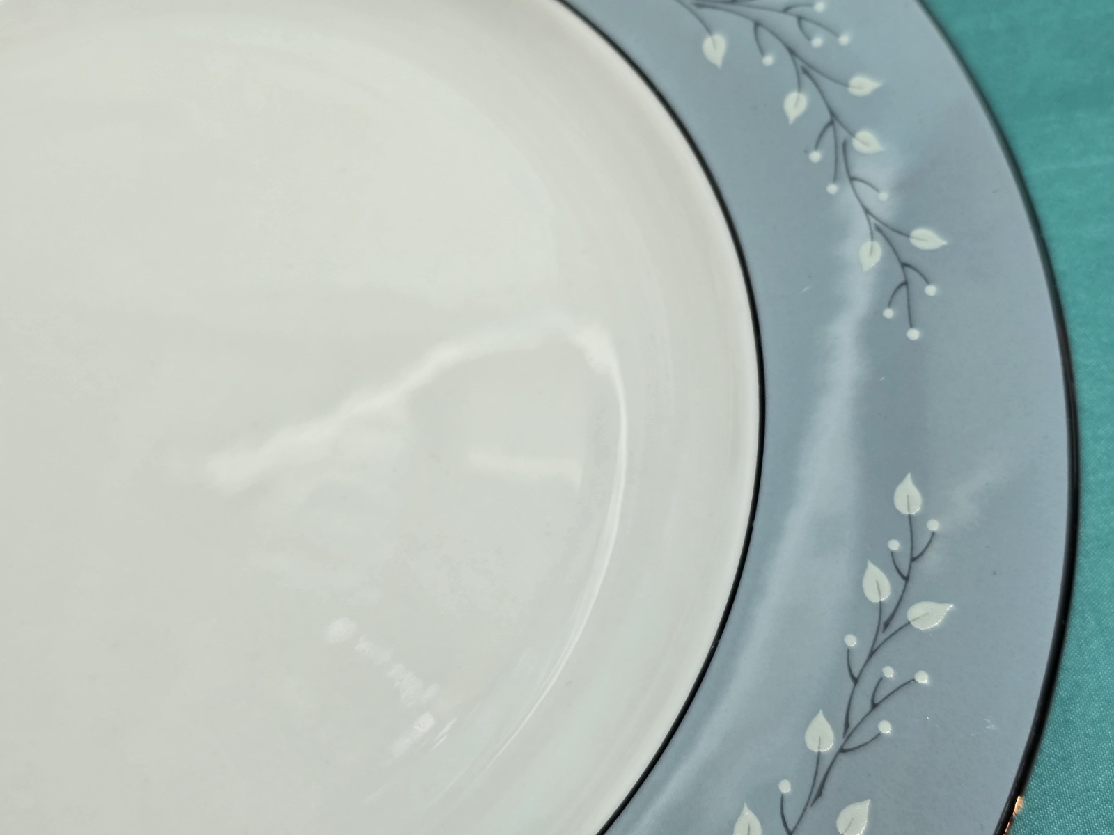 Set of 6 Syracuse Minuet Dinner Plates 10 3/4″ White Florals,Blue, Platinum Trim