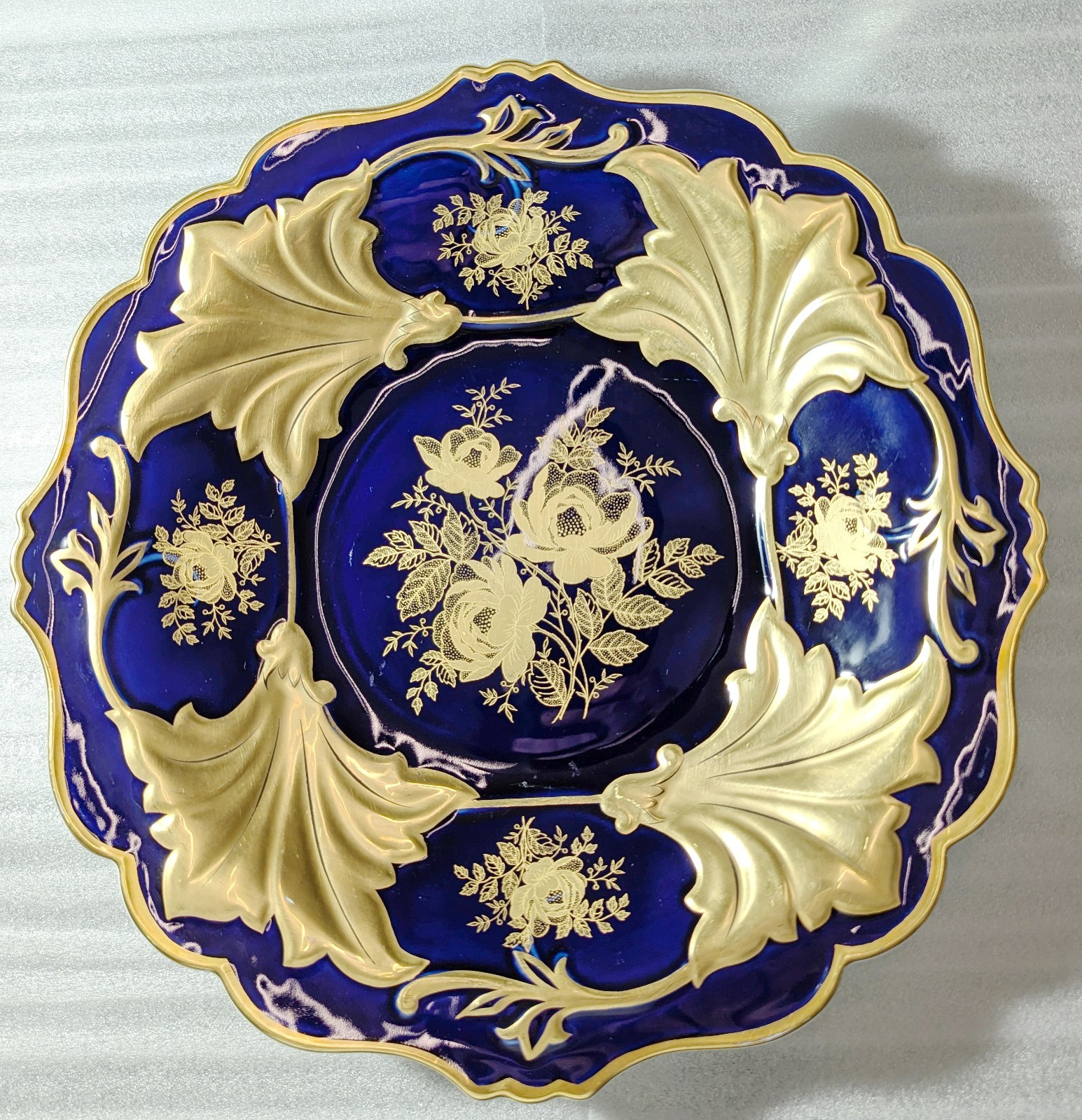 Weimar Porzellan Jutta Echt Kobalt 12.5″ Decorative Plate 522/66 – Gold Gilt