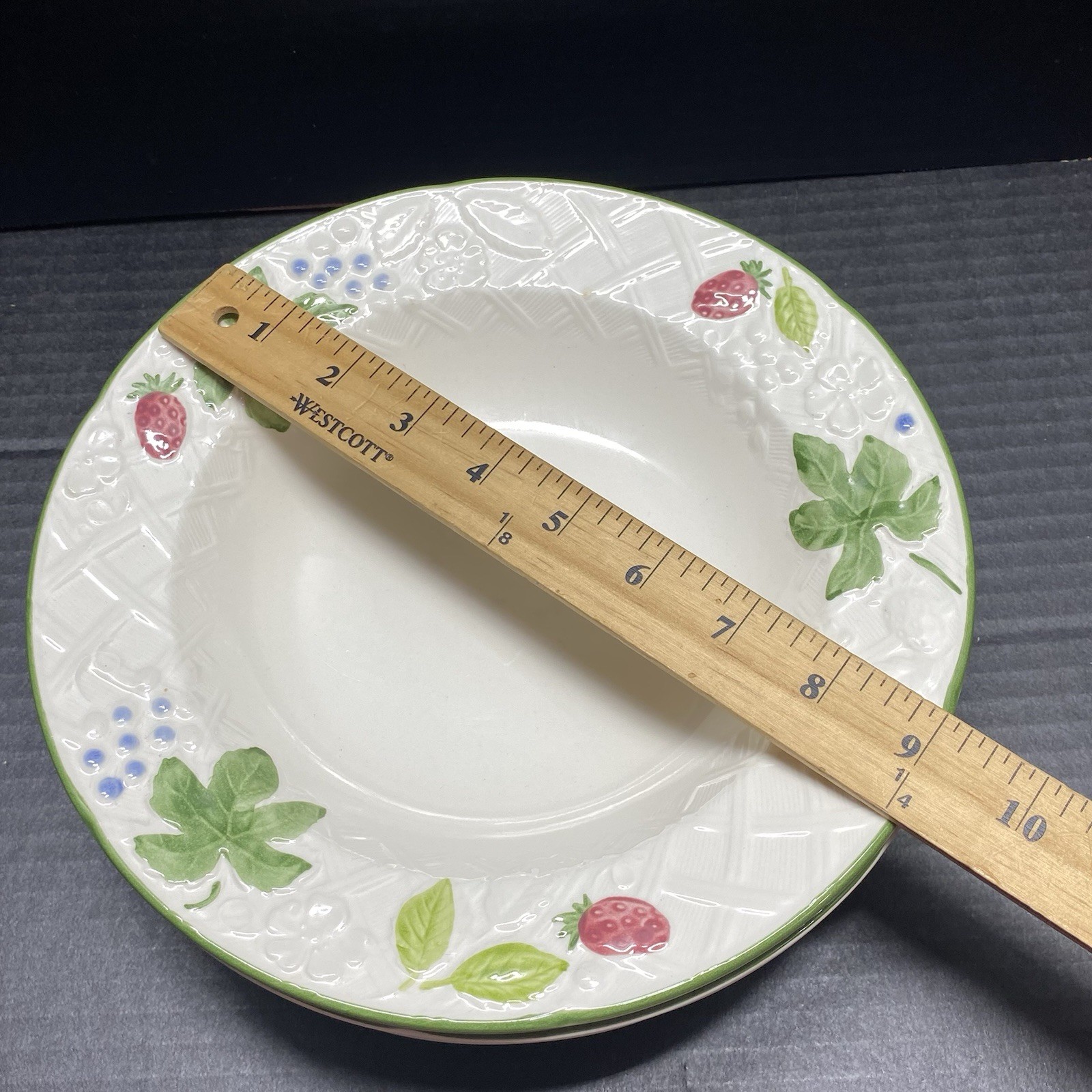Mikasa COUNTRY BERRIES Strawberry Large Rim Salad Bowls (4) & Dinner Plates (2)
