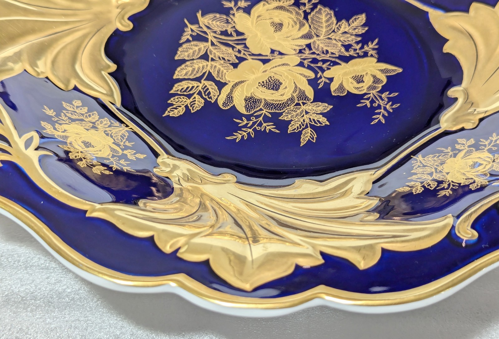 Weimar Porzellan Jutta Echt Kobalt 12.5″ Decorative Plate 522/66 – Gold Gilt