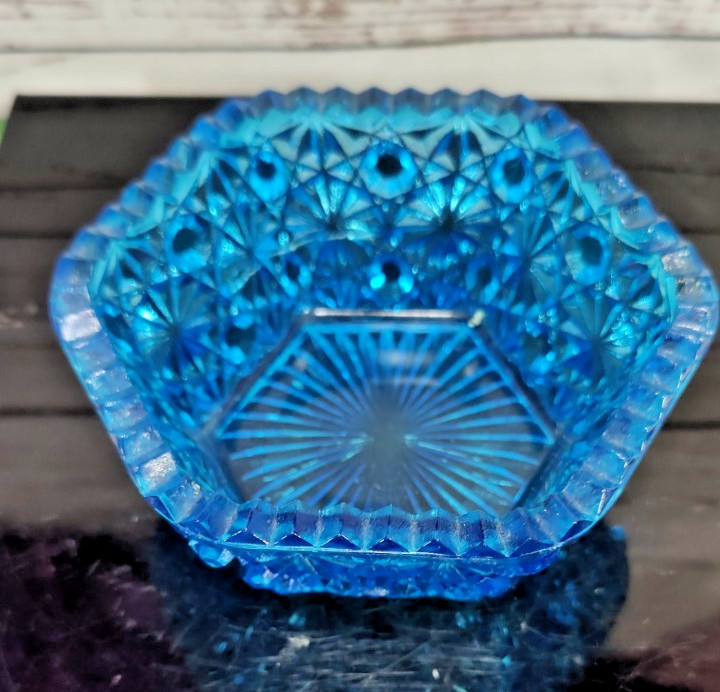 Vintage L.E. Smith Blue Art Glass Hexagon Daisy and Button Bow Sawtooth Rim