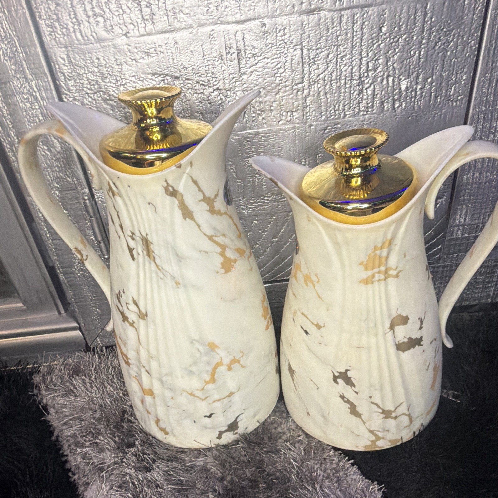 Unmarked 2pc Ceramic Marble Pitcher Set Glossy Gold Lids 0.7L/1.0L