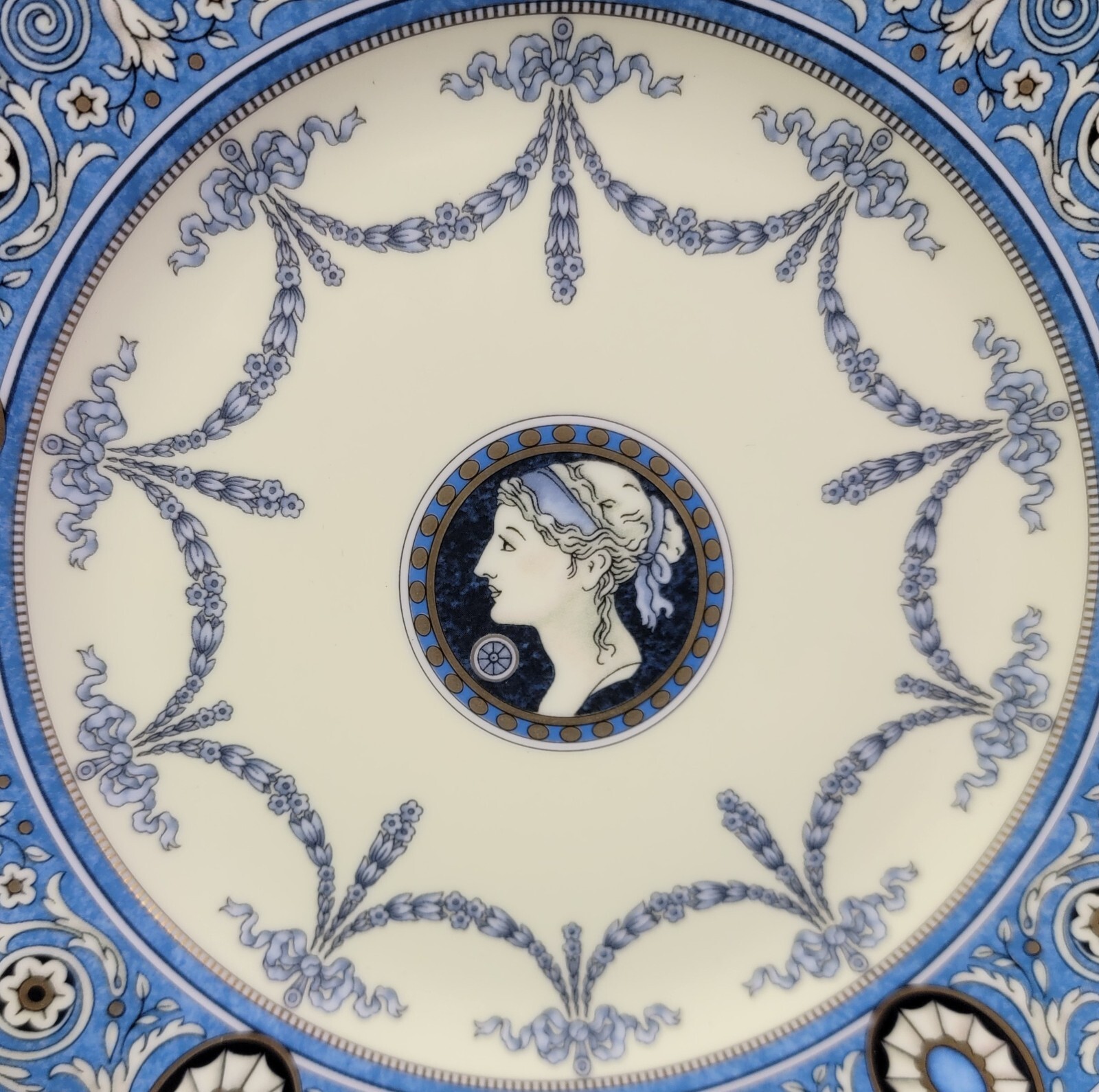 Wedgwood Madeleine 8 1/8″ Salad Plate with Center Medallion *Pristine Condition*