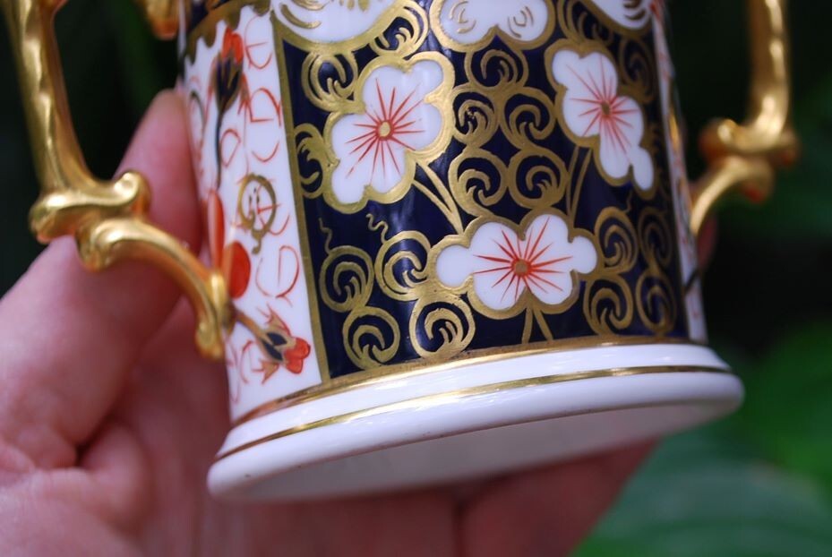 RARE Vintage ROYAL CROWN DERBY 2 Handled Loving Cup TRADITIONAL IMARI Blue Gold
