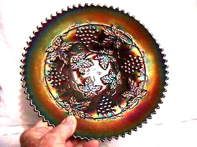 “GRAPE & CABLE” 9″ FLAT PLATE AMETHYST GREAT COLOR CARNIVAL BY: NORTHWOOD