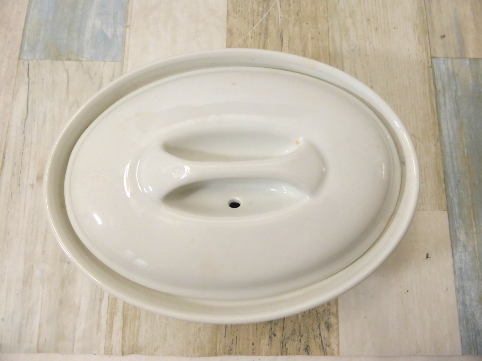 Apilco Covered White Ceramic Casserole 8 Inches x 3 1/8 Inches Pre-Owned