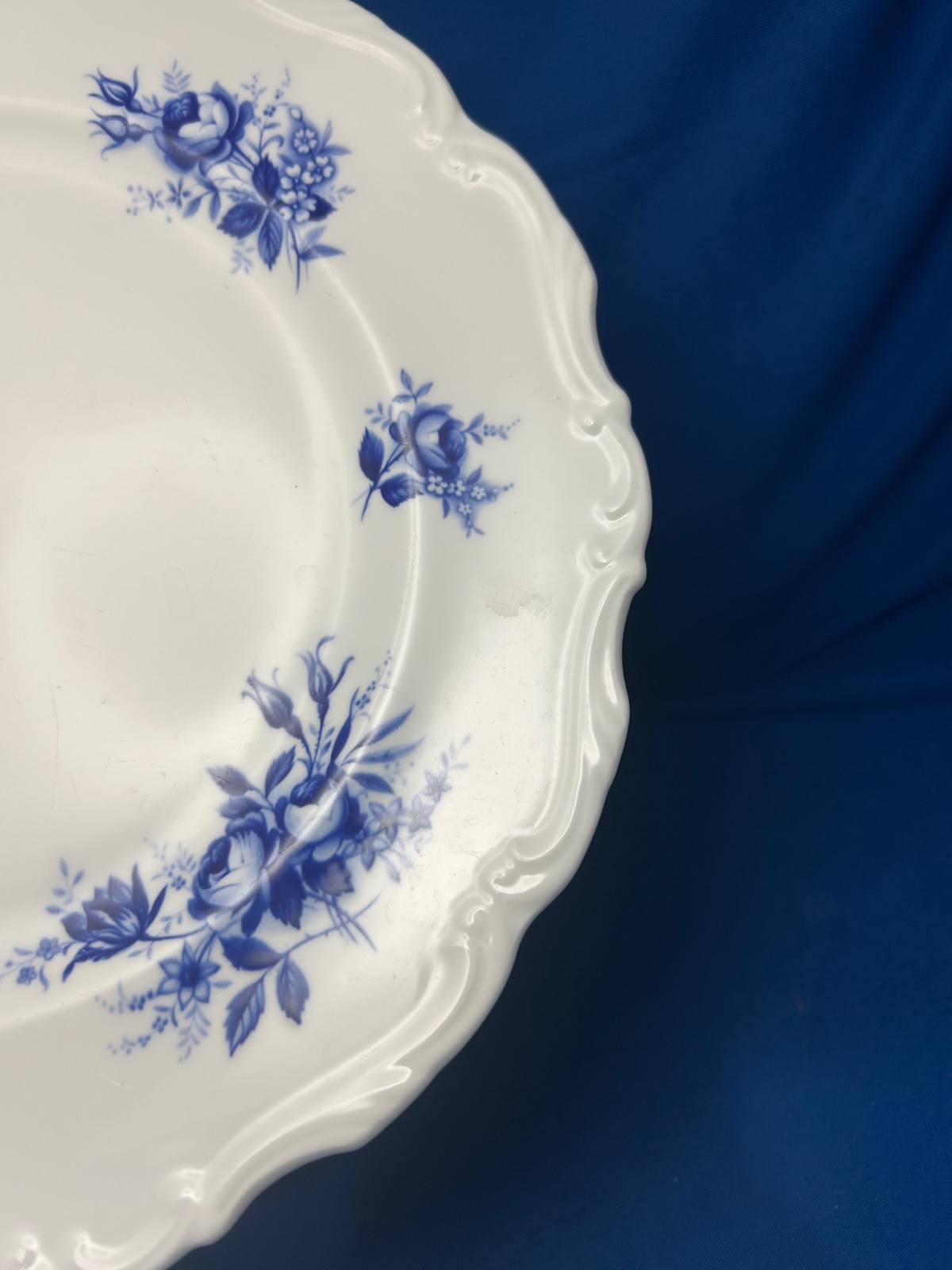 ROYAL ALBERT, CONNOISSEUR- SET OF 4 DINNER PLATES ENGLISH BONE CHINA BLUE WHITE