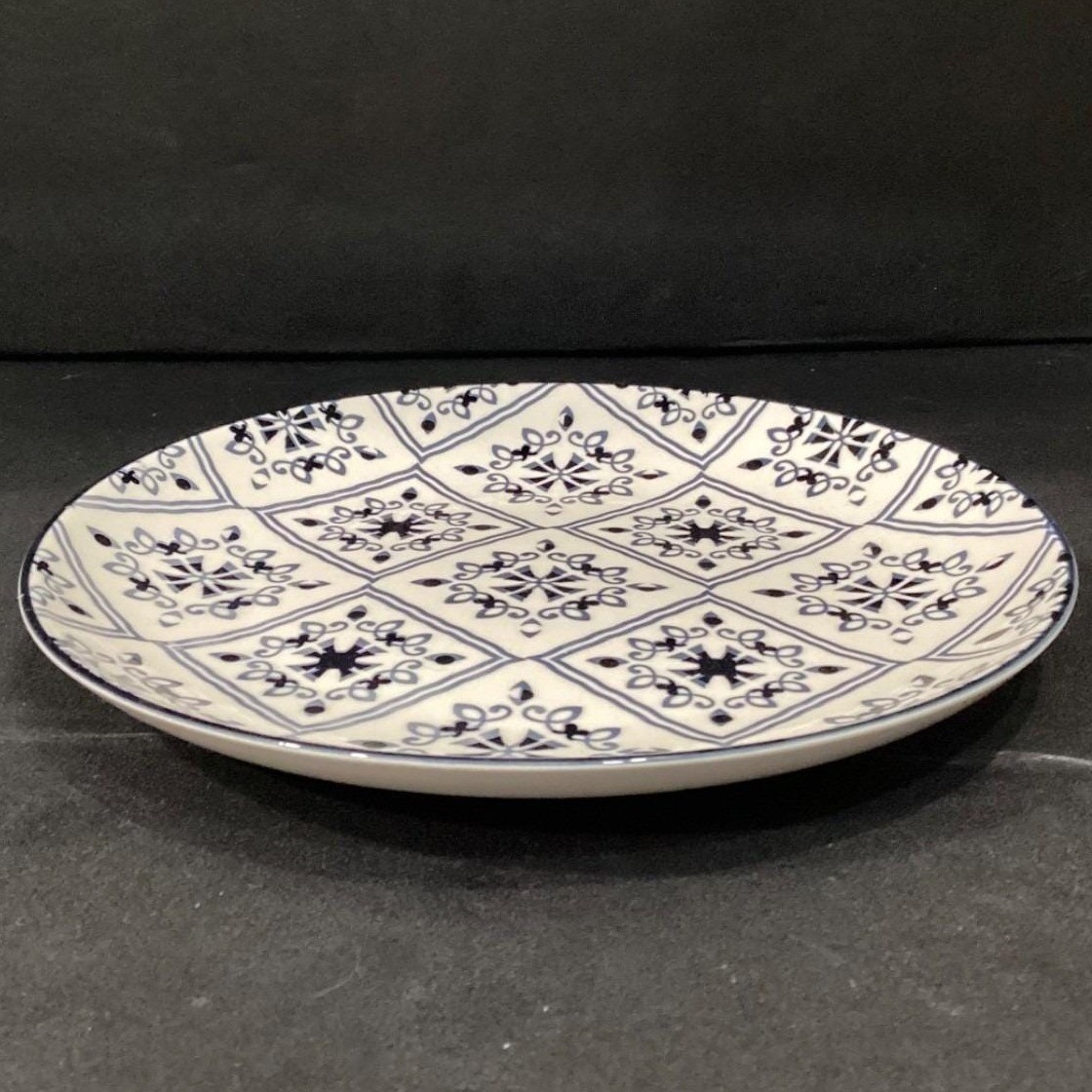 Orly Maison New York Dinner Plate, Blue & White Geometric Pattern Dinnerware