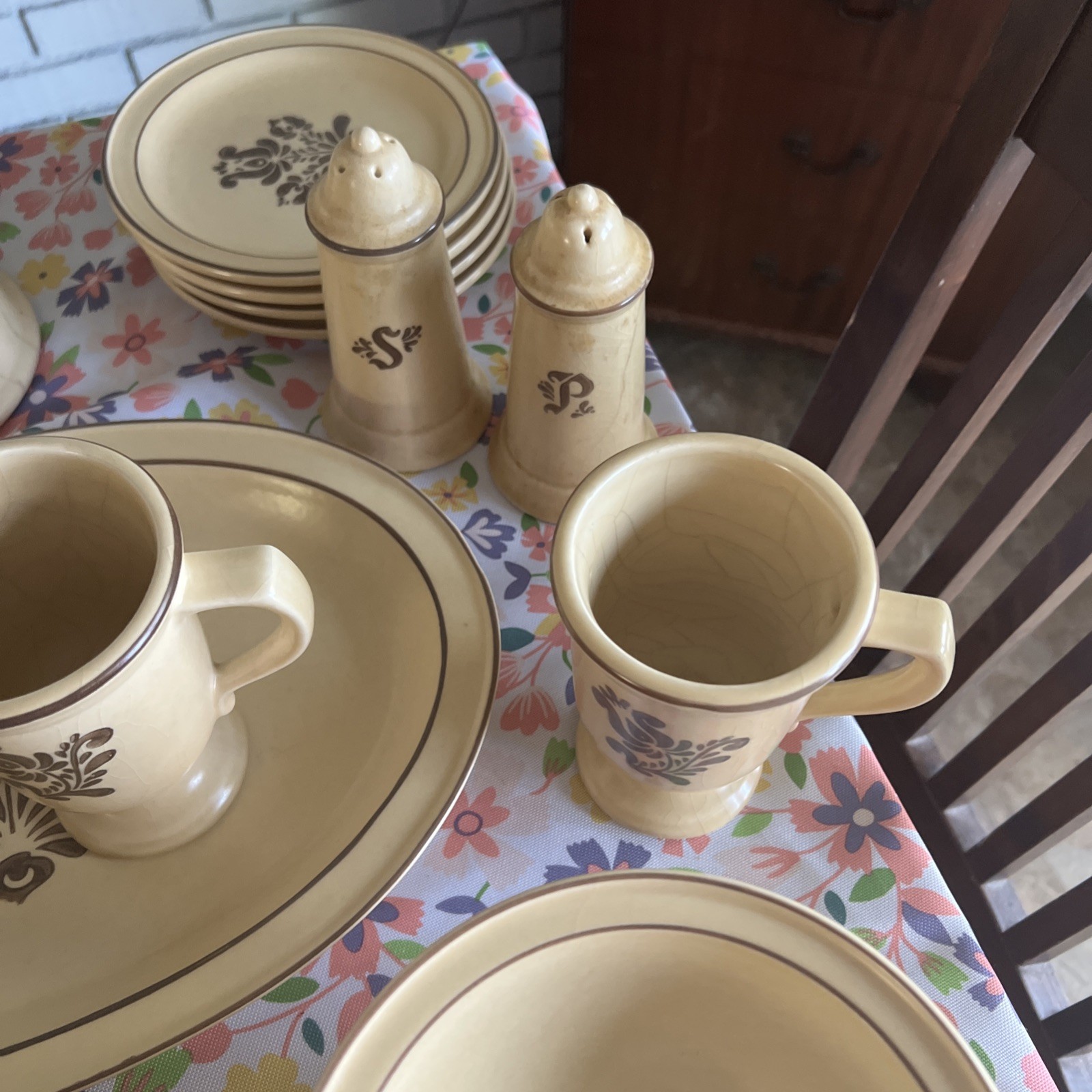1976 PFALTZGRAFF Village Dinnerware Stoneware Vtg Folk Art Set