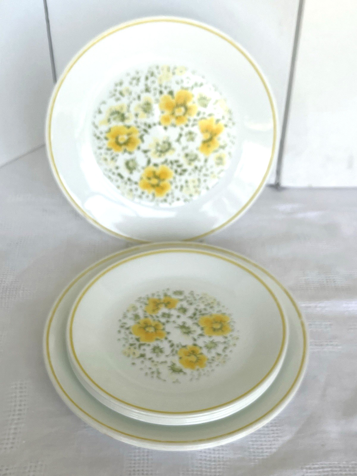 Vintage Corelle April Showers-8 Plates-4 10.25″ & 4 8.5″ Dinner/Luncheon Yellow