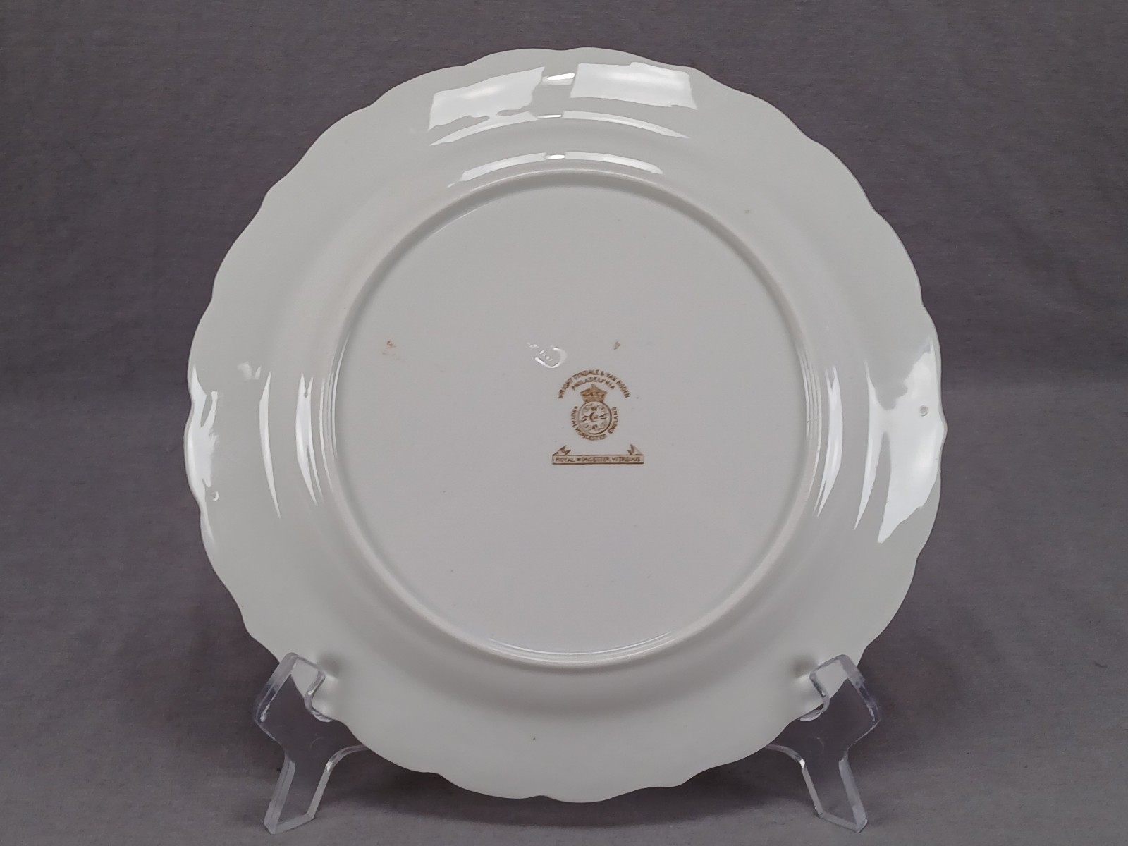 Royal Worcester Hand Painted Fish Relief Molded Seaweed Gold 9 1/8 Inch Plate A