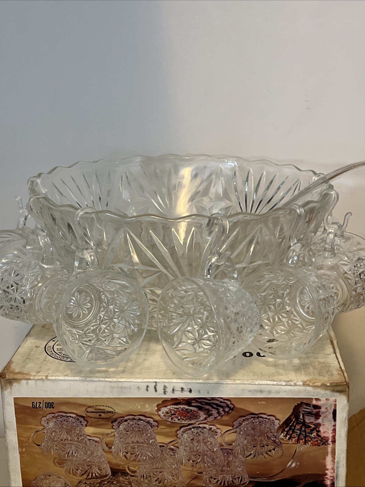 Vintage Anchor Hocking Arlington 16pc Punch Bowl Set Original Box 300/279C