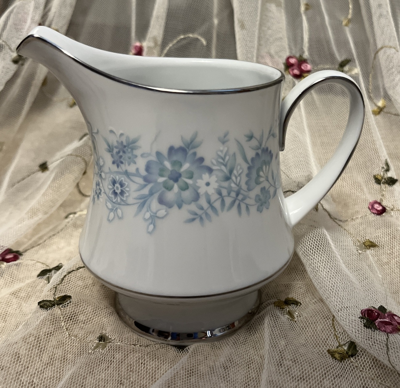 Noritake China Milford Pattern2227 White Blue Cream Milk Pitcher 4″ Platinum Rim