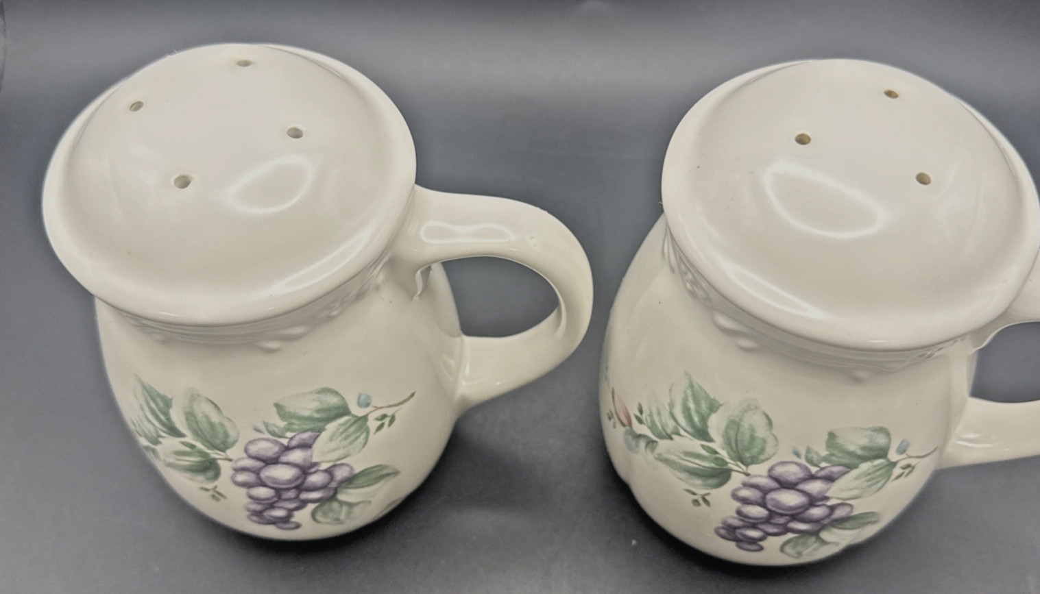 Salt & Pepper Shakers Pfaltzgraff Grapevine Stovetop Handles White Leaves 5″ VTG