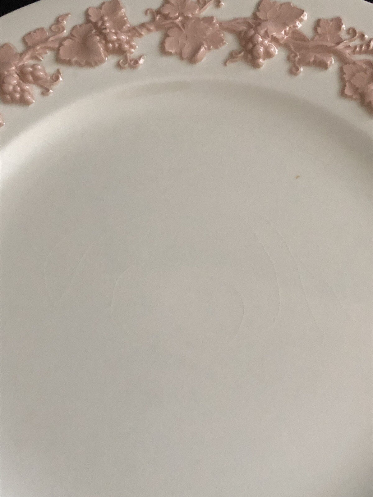 WEDGWOOD QUEENSWARE PINK ON CREAM 10-3/4″ DINNER PLATE GRAPES — AS IS