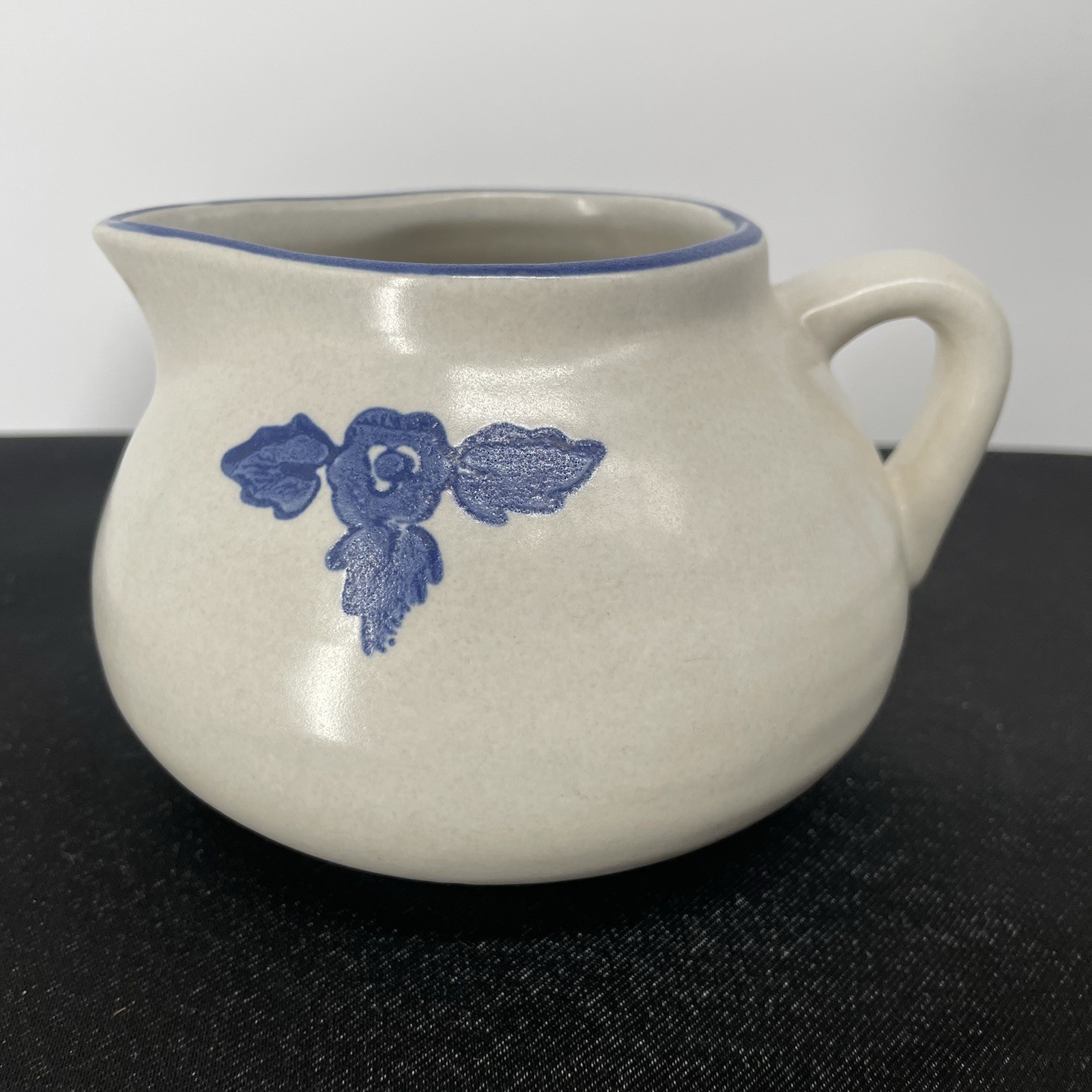 Vintage 70s Pfaltzgraff Yorktowne Gravy Boat Pitcher Creamer Handled Blue White